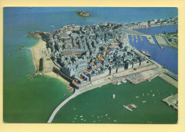 35. SAINT-MALO – La Ville Close Dans Ses Remparts (voir Scan Recto/verso) - Saint Malo