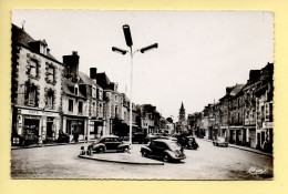 35. COMBOURG – Place Albert Parent (animée / Vieilles Voitures / Commerce) CPSM (voir Scan Recto/verso) - Combourg