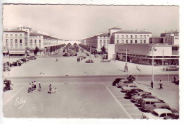 (17). Royan. 7700 Le Carrefour Et Avenue Aristide Briant. Nouvelles Galeries. Voitures Anciennes 2 CV Ecrite - Royan