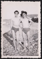 Jolie Photographie Deux Hommes En Maillot De Bain Demi Nu Half Nude Sexy Hot Bulge Plage Man Men Gay 1947 6x8,8 Cm - Andere & Zonder Classificatie