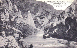 84 - FONTAINE  De VAUCLUSE -  Vue Generale - Le Lac Le Gigansteque Rocher - Otros & Sin Clasificación