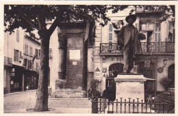 13 - ARLES - Le Forum - La Place - Statue De Mistral - Arles