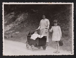 Jolie Photographie De Famille Ancienne, Femme Fille Et Bébé Dans Un Beau LANDAU, Vintage Poussette 11,8 X 8,8 Cm - Other & Unclassified