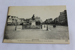 Beauvais - La Place De L'hotel De Ville Et La Statue De Jeanne Hachettte - Beauvais