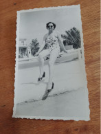 563 // PHOTO ANCIENNE FEMME EN MAILLOT DE BAIN A LA PLAGE 11 X 6 CMS - Personas Anónimos