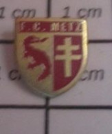 1519 Pin's Pins / Beau Et Rare / SPORTS / CLUB FOOTBALL FC METZ - Voetbal