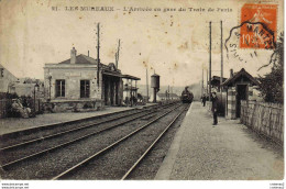 78 LES MUREAUX N°21 L'Arrivée En Gare Du Train De Paris En 1911 VOIR 2 ZOOMS Locomotive à Vapeur Chef De Gare Voyageurs - Les Mureaux