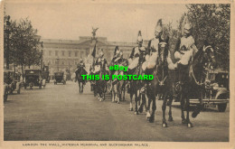 R588402 London. Mall. Victoria Memorial And Buckingham Palace. 1934 - Otros & Sin Clasificación