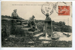 CPA Voyagé 1910 * La Vie En Mer - Pêcheurs Attendant Le Moment D'embarquer * Cachet Ambulant Le Croisic à Nantes - Andere & Zonder Classificatie