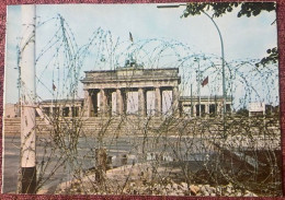 BERLIN , BRANDENBURG GATE CLOSED BY WALL ,POSTCARD - Porta Di Brandeburgo