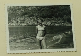 A Young Girl By The Sea - Personas Anónimos