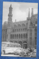 Delcampe - CPSM  Carte Photo  Voiture Automobile Simca Aronde Et Autres Autocar Monument Cathédrale De Bruges Belgique 1954 9/14 Cm - PKW