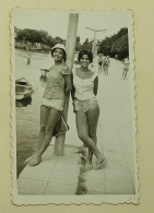 Two Teenagers By The Sea - Anonyme Personen