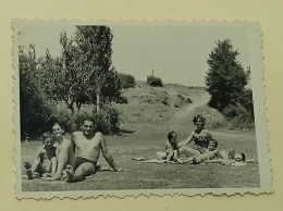 Children, Women And A Man On The Beach - Anonyme Personen