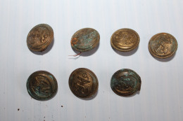 Lot De 7 Anciens Boutons Militaires Dorés De La Marine 20mm - Knoppen