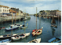 17 ILE DE RE N°80 SAINT MARTIN Le Port Bateaux Hôtel Restaurant Peugeot 404 Break Garage Renault à Droite VOIR DOS - Ile De Ré