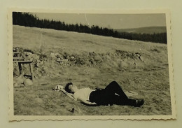 A Woman Sleeps In A Meadow - Anonyme Personen