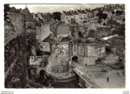 35 FOUGERES N°16 Le Château Porte Notre Dame VOIR ZOOM Pêcheurs à La Ligne VOIR DOS - Fougeres