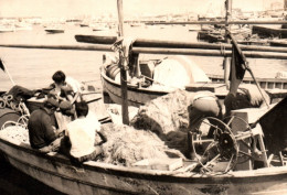 Métier - Photo Ancienne - Pêcheurs Sur Leur Bateau , Raccommodage Des Filets - 10x14 Cm - Fischerei