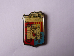 Pins BLASON VILLE DE SEVERAC CHATEAU MEDIEVAL AVEYRON 12 - Steden