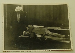 A Man Sleeps On A Row Of Chairs - Personnes Anonymes