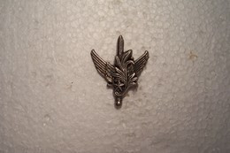 MILITARIA  -- PINS  --  ( ALAT- RHC - HELICOPTERE   ??? ) - -  Pichard-Saumur  ( Fabricant )   A  LOCALISER  - MERCI - Army