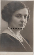 Romania - Bucuresti - Doamna Eleganta Cu Colier - Foto Royal (85x140 Mm) - Anonieme Personen