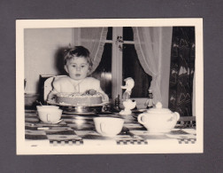 Photo Originale Vintage Snapshot  Anniversaire Enfant Gateau Pouet Pouet Donald Walt Disney Jouet Figurine  (52956) - Non Classés