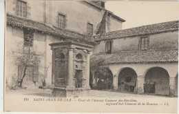 Saint Jean De Luz  64  Carte Non Circulée Cour De Ancien Couvent Des Recollets Aujourd'hui Caserne De La Douane Le Puit - Saint Jean De Luz