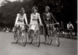 CPM - VÉLO - PARIS - Journées De L'élégance à Bicyclette Juin 1942 ... Edition Editor (format 18x13) - Sonstige & Ohne Zuordnung