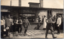 MILITARIA - 14-18  PHOTO ZWICKAU - Prisonniers Francais, L'heure De La Soupe - War 1914-18