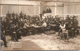 MILITARIA - 14-18  PHOTO ZWICKAU - Prisonniers Francais, L'heure Du Repas - War 1914-18