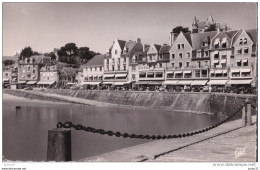 Cancale, Les Quais De La Digue,voitures Panhard Dynamic, Simca Cabriolet, Citroen , Peugeot - Cancale