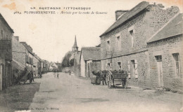 Plouguernevel * Arrivée Par La Route De Gouarec * Villageois - Autres & Non Classés