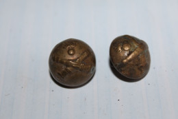 Lot De 2 Anciens Boutons Militaires Artillerie Cuivre 17mm - Botones