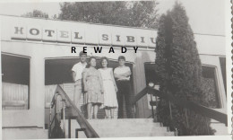 Romania - Tineri La Intrarea In Hotel Sibiu (135x85 Mm) - Anonymous Persons