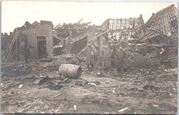 MILITARIA 14/18 - CARTE PHOTO - Soldats Dans Des Ruines  - War 1914-18