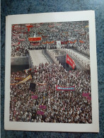 AFFICHE  -  PHOTOGRAPHIQUE  -  LE 1er MAI , FETE DU TRAVAIL  AVEC TOUTES LES ORGANISATIONS ET CORPS DE METIERS  A PEKIN - Affiches