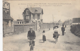 SANGATTE-PLAGE (Pas-de-Calais): Nouveau Chalets Sur La Route Principale - Au Fond La Mairie - Cyclistes - Sangatte