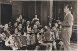 Romania - Dirijor Si Copii Cantand La Acordeon - Conductor And Children Playing The Accordion (135x90 Mm) - Persone Anonimi