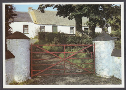 111293/ Northern Ireland, Thatched Cottage With An Old Gatepost - Sonstige & Ohne Zuordnung