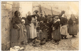 56 : Port Louis : Scènes De Marché : Marchandes De Chataignes , Plan Rare    ///  REF. Mai 24 ///   N° 29.618 - Port Louis