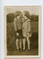 Snapshot Superbe Rare Bisou Kiss Enfant Fille Girl Amie Beauté Elegance Amitié 30s Mode Fashion Sepia - Anonieme Personen