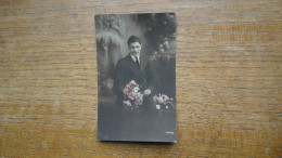 Ancienne Carte , Un Homme Avec Des Fleurs - Uomini