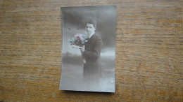 Ancienne Carte , Un Homme Avec Des Fleurs - Hommes