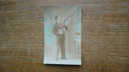 Ancienne Carte , Un Homme Avec Des Fleurs - Hombres