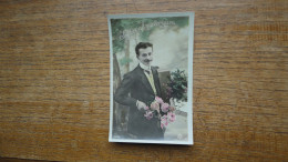 Ancienne Carte  De Joyeux Anniversaire , Un Homme Avec Des Fleurs - Männer