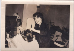 Photo De Particulier Pouzauges Intérieur D'un Magasin De Coiffure A Identifier   Réf 30115 - Anonymous Persons