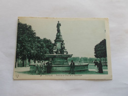 NEVERS  ( 58 Nievre )  FONTAINE ET PLACE DE LA REPUBLIQUE  ANIMEES VELOS - Nevers