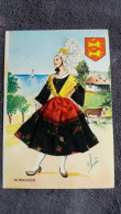 CARTE  BRODEE FOKLORE FOLKLORIQUE FEMME NORMANDIE BLASON VACHE DESSIN ELSI ED VACANCES - Brodées